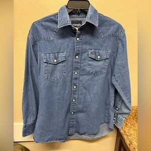 EUC. Wrangler Pearl Snap. Size Small